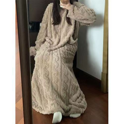 Vrouw in lange fleece nachtjapon