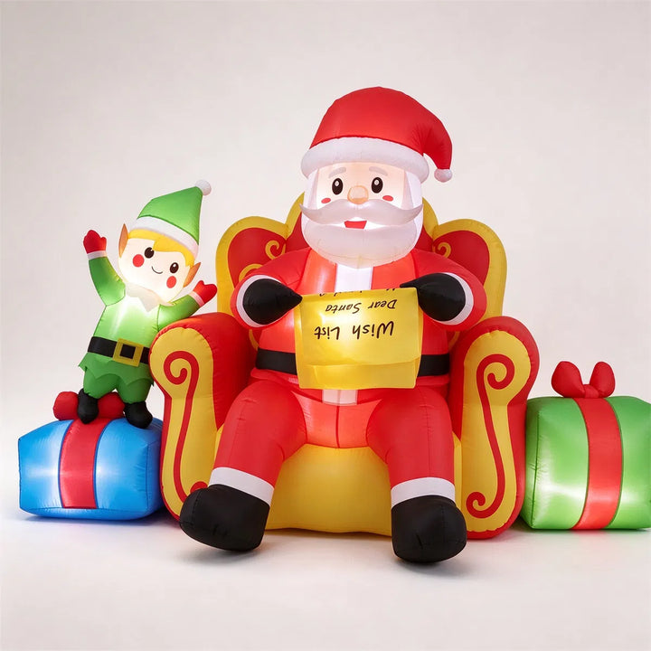 Opblaasbare kerstman op bank met elf