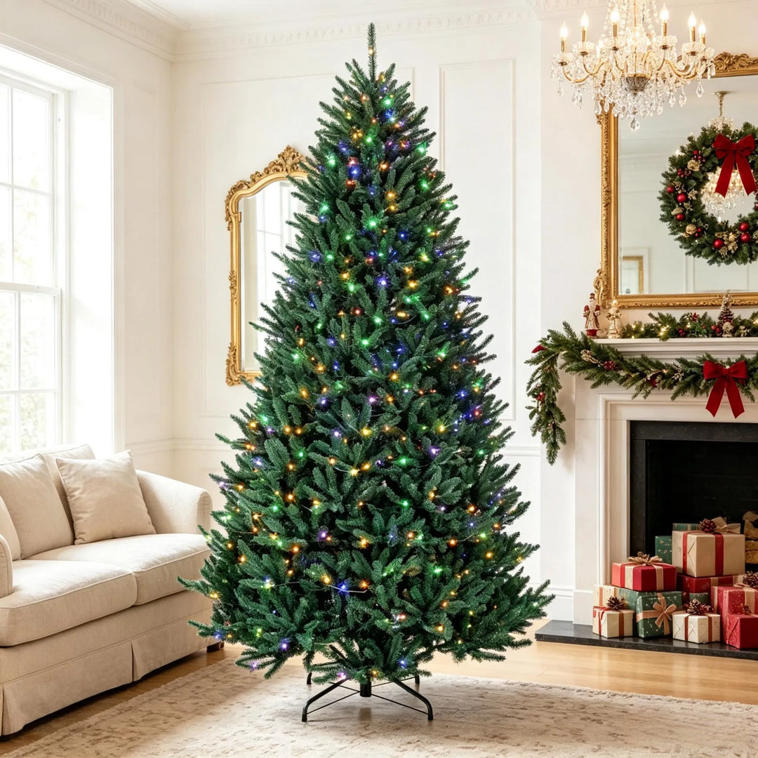 Grote volle kerstboom met lichtjes en voetpedaal