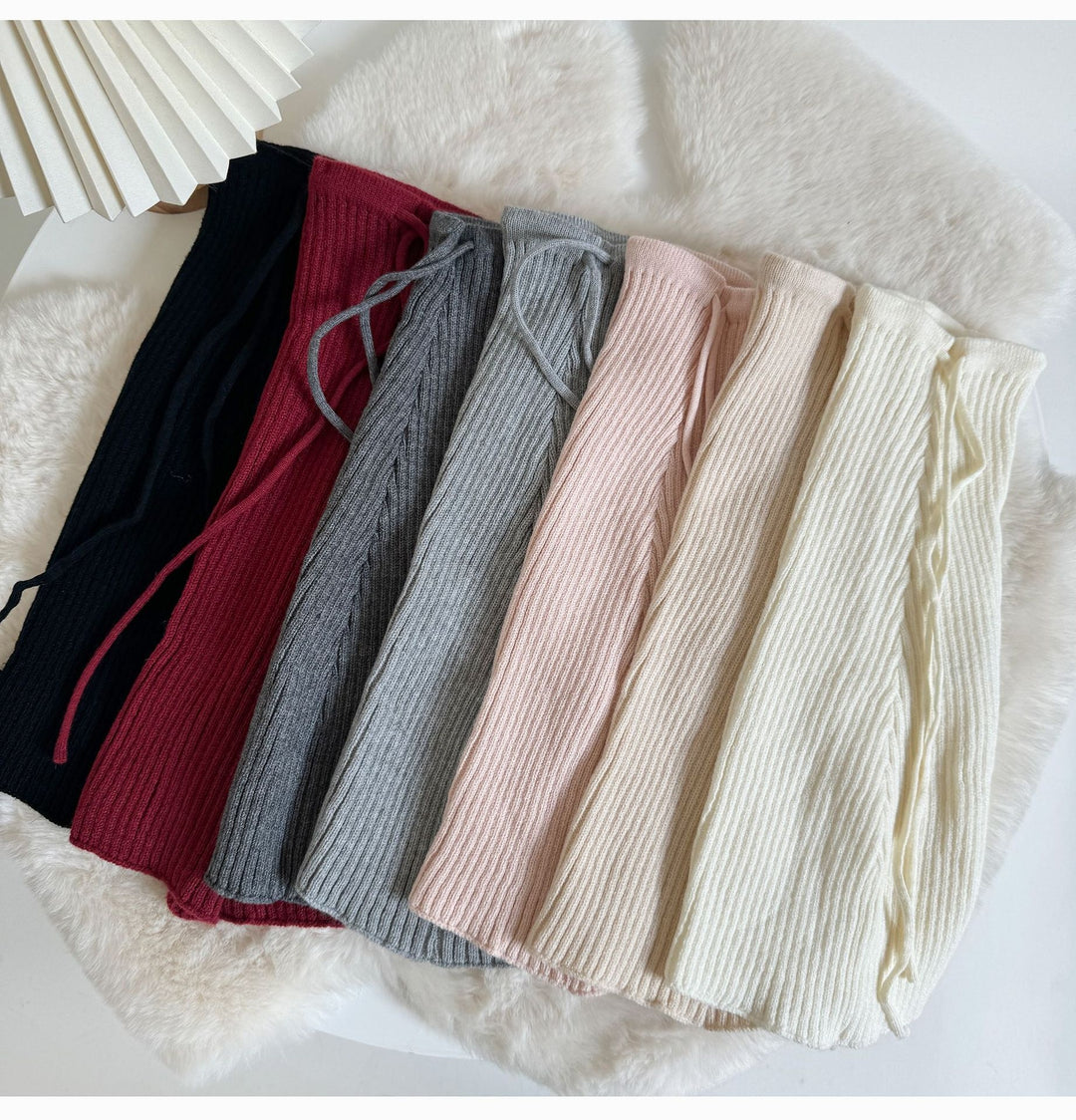 Geribde beenwarmers met strik over schoenen