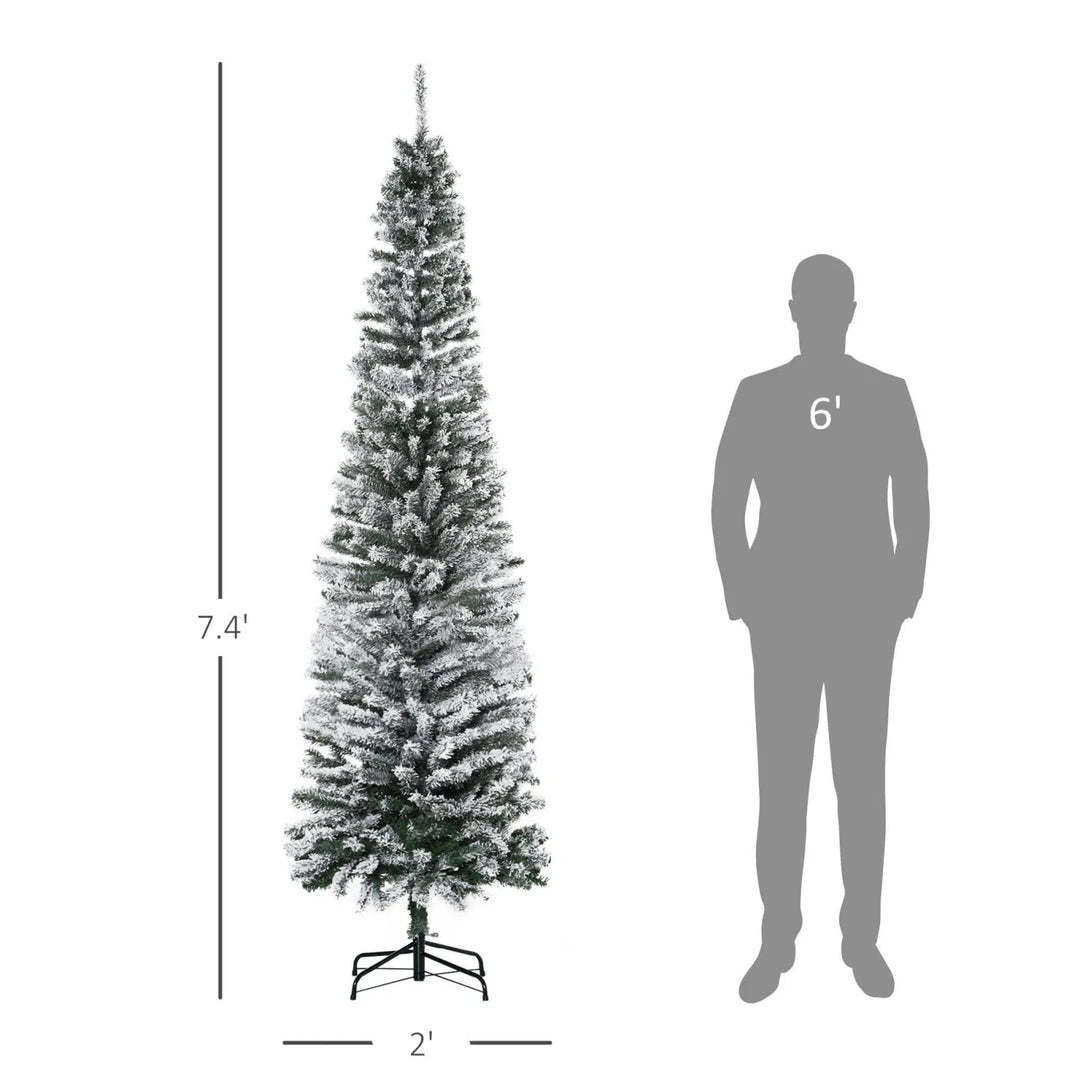 Hoge smalle besneeuwde kerstboom