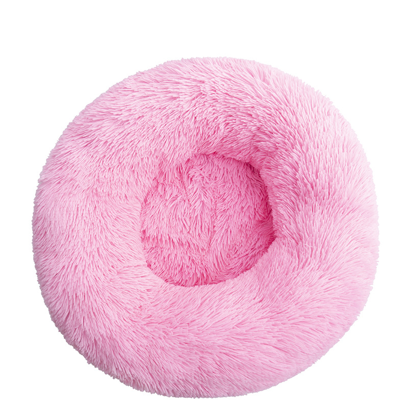 Hond ligt opgerold in een grijze donutmand
