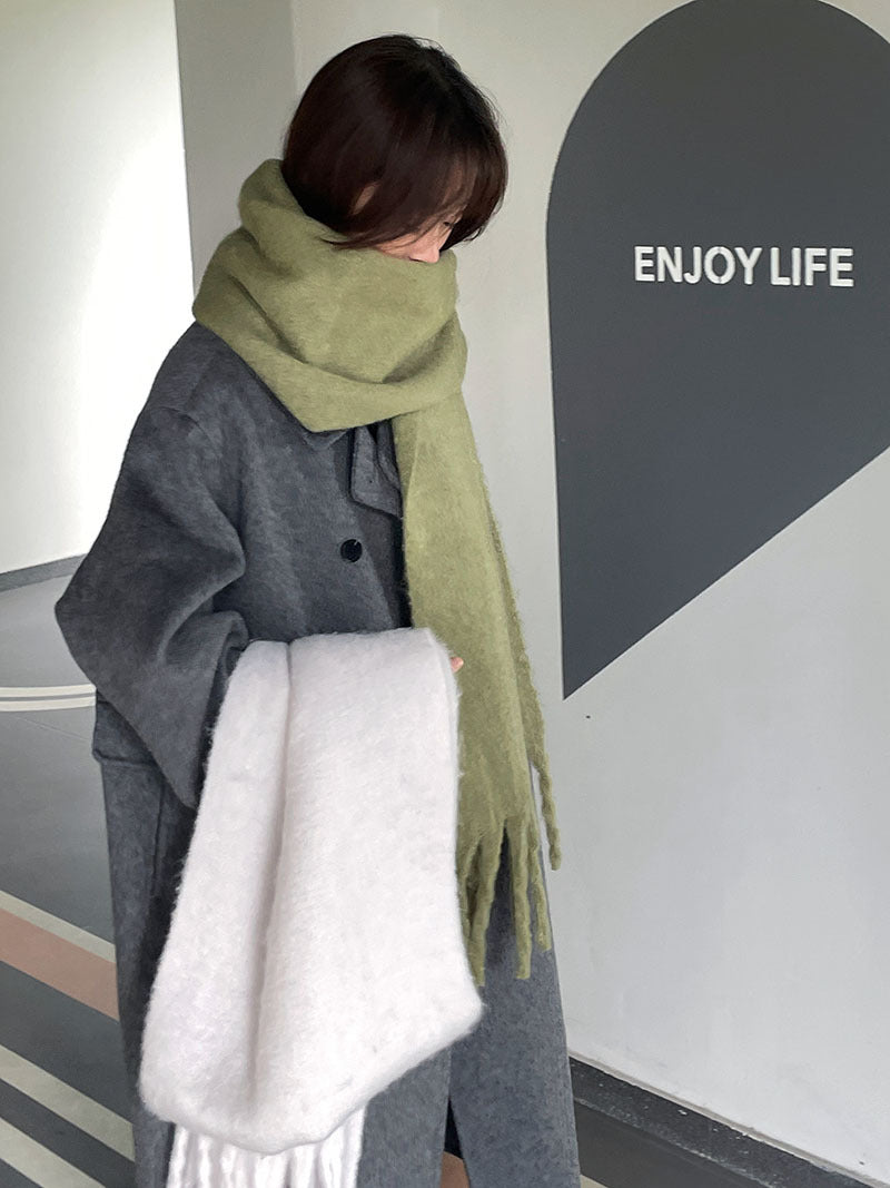 Vrouw met dikke oversized sjaal