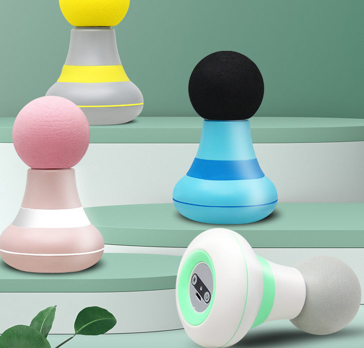 Blauwe mini massage gun in de hand