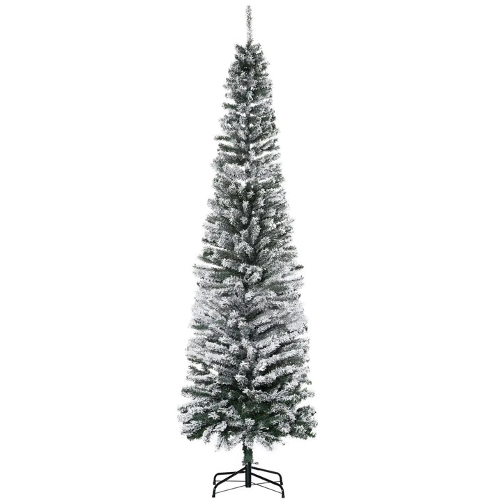 Hoge smalle besneeuwde kerstboom