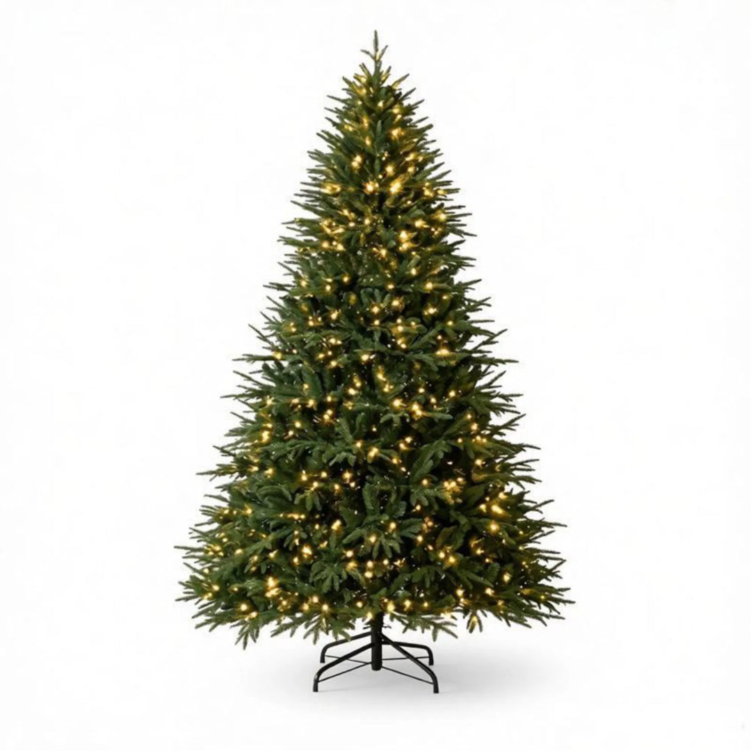 Extra volle groene kerstboom met lichtjes