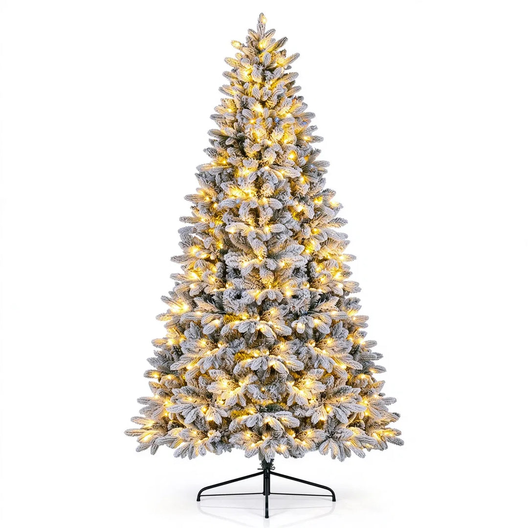 Halve besneeuwde kerstboom tegen de muur