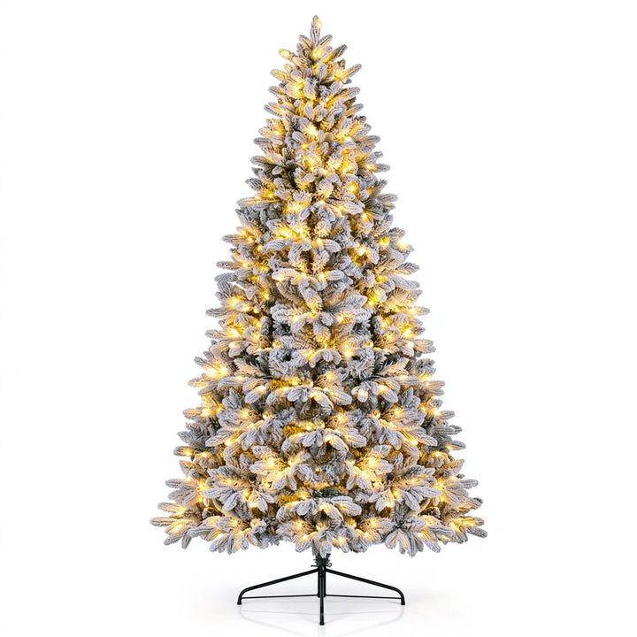 Halve besneeuwde kerstboom tegen de muur