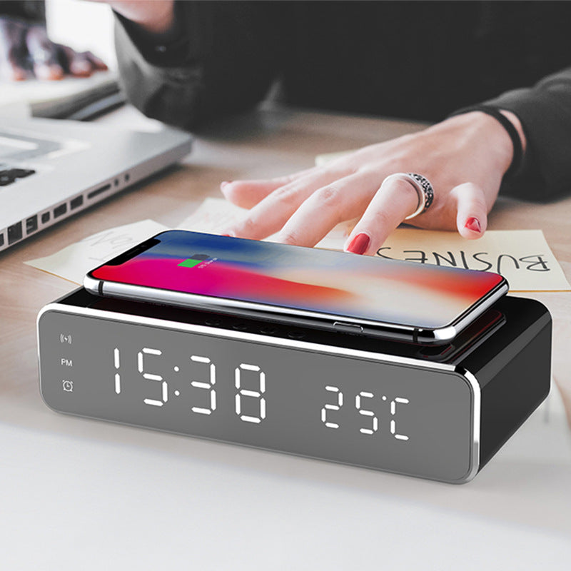 Zilveren spiegelwekker met telefoon erop