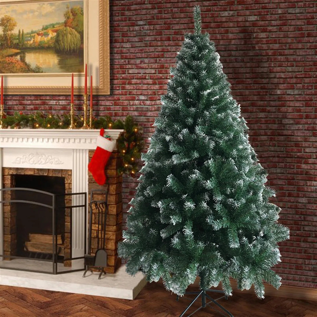 Groene kerstboom met witte takpunten