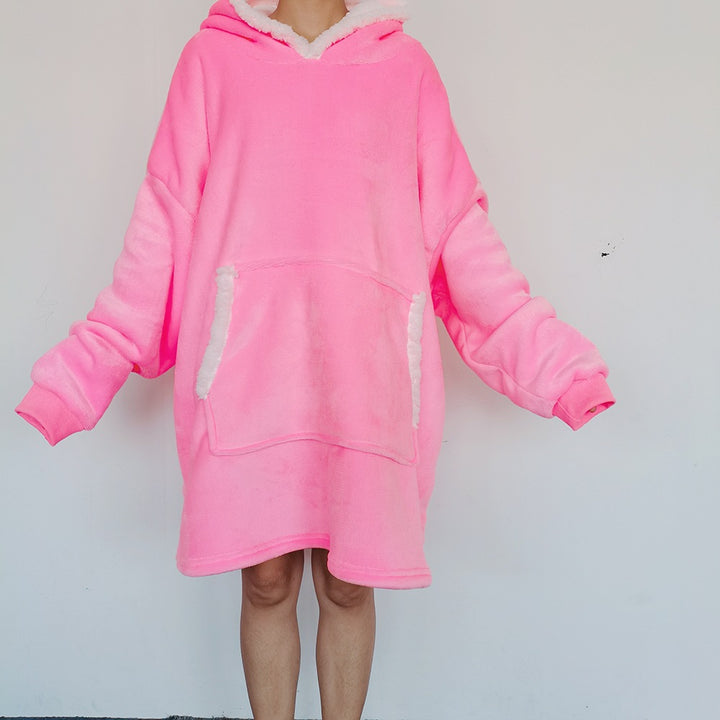 Persoon in oversized deken-hoodie met capuchon