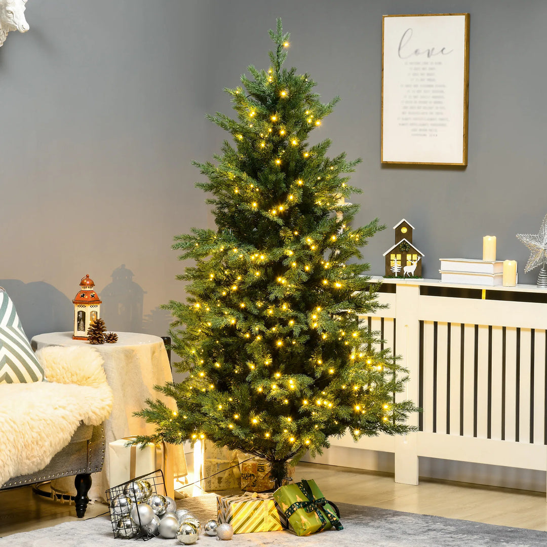 Volle realistische kerstboom met warme lichtjes