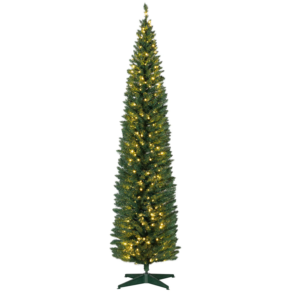 Hoge groene smalle kerstboom met lichtjes