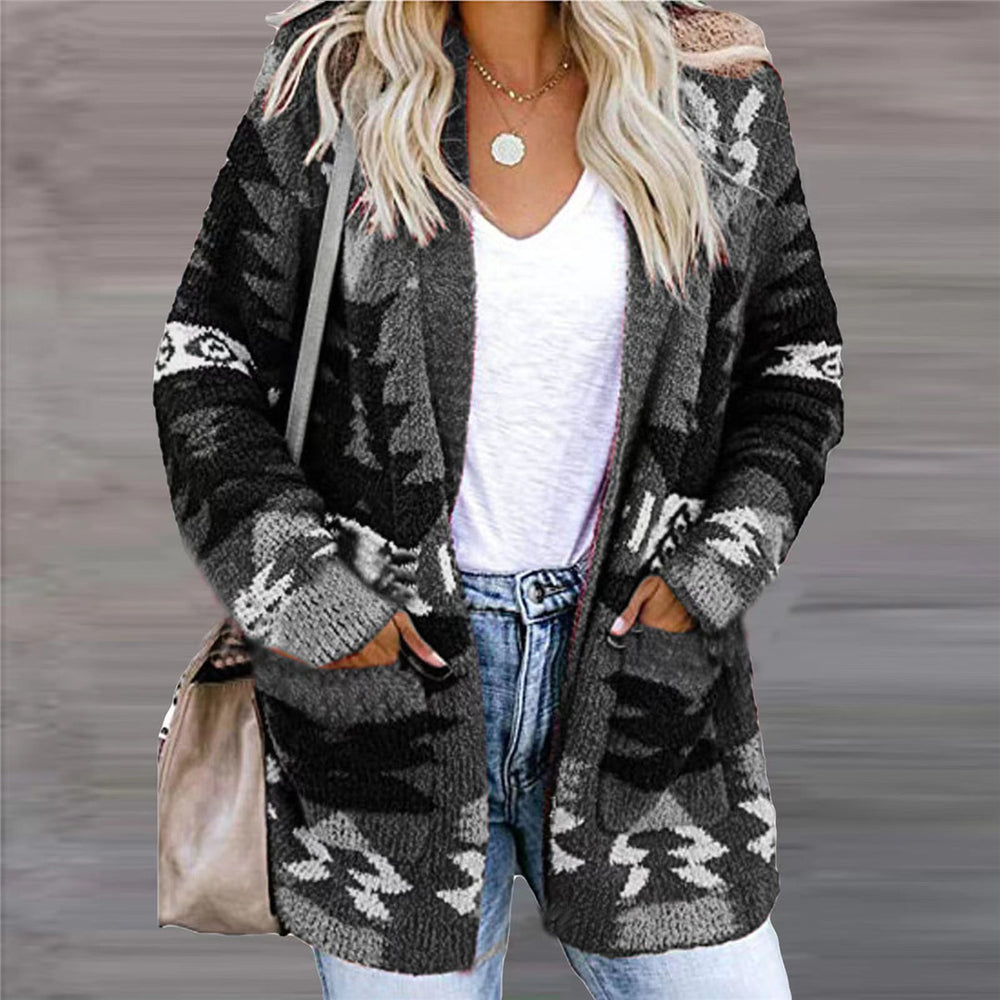 Vrouw in open gebreid vest met patroon