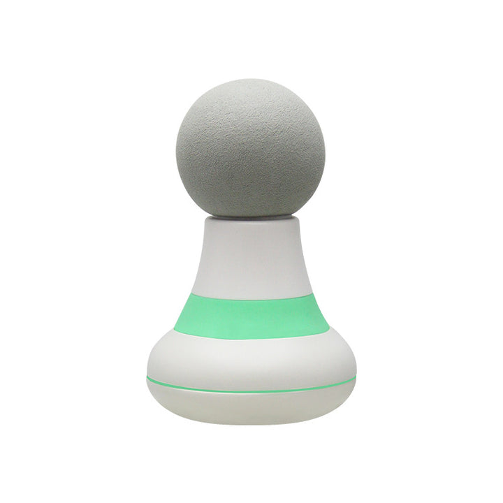 Blauwe mini massage gun in de hand