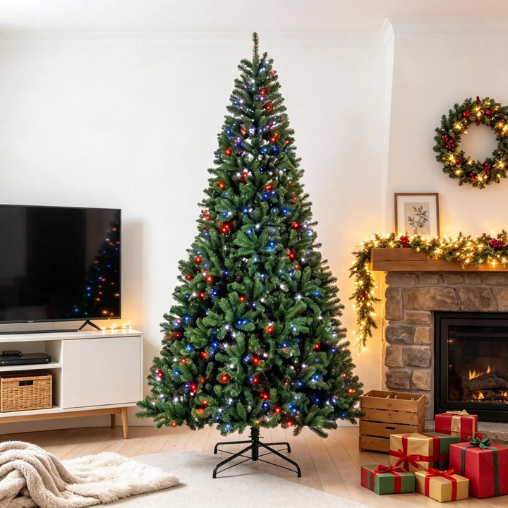 Grote kerstboom met kleurwisselende verlichting
