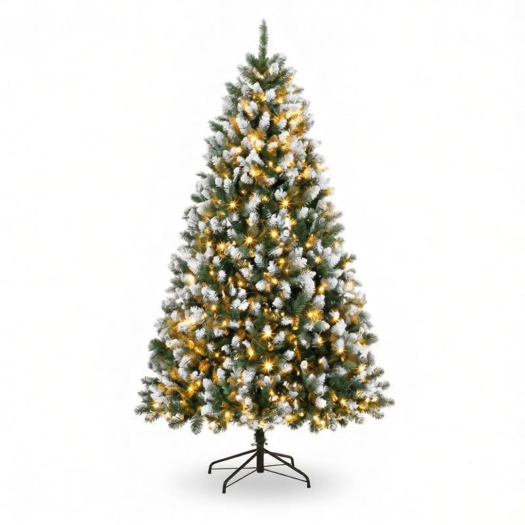 Grote kerstboom met witte puntjes en lichtjes