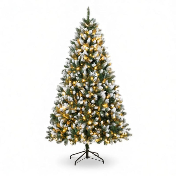 Grote kerstboom met witte puntjes en lichtjes