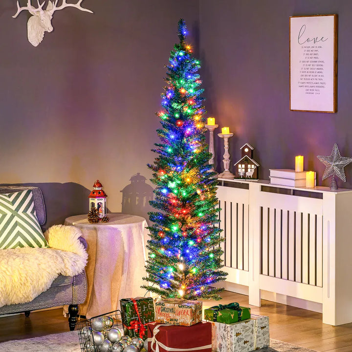 Groene smalle kerstboom met gekleurde lampjes