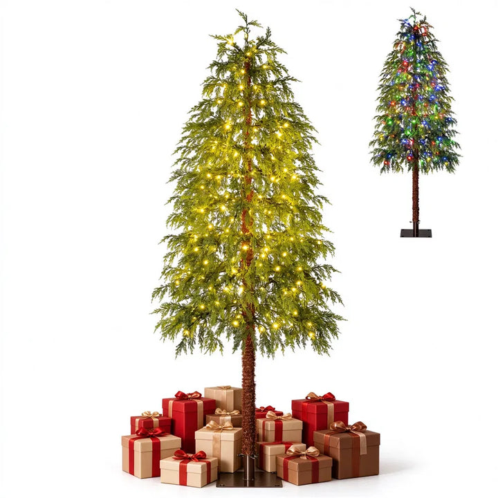 Cipreskerstboom met warmwitte en gekleurde lichtjes