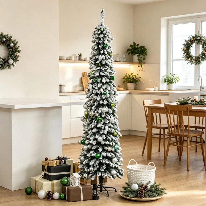 Smalle besneeuwde kerstboom zonder lichtjes