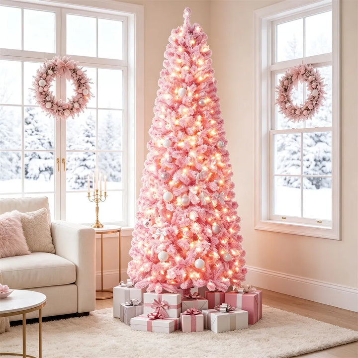 Roze besneeuwde volle kerstboom met lichtjes