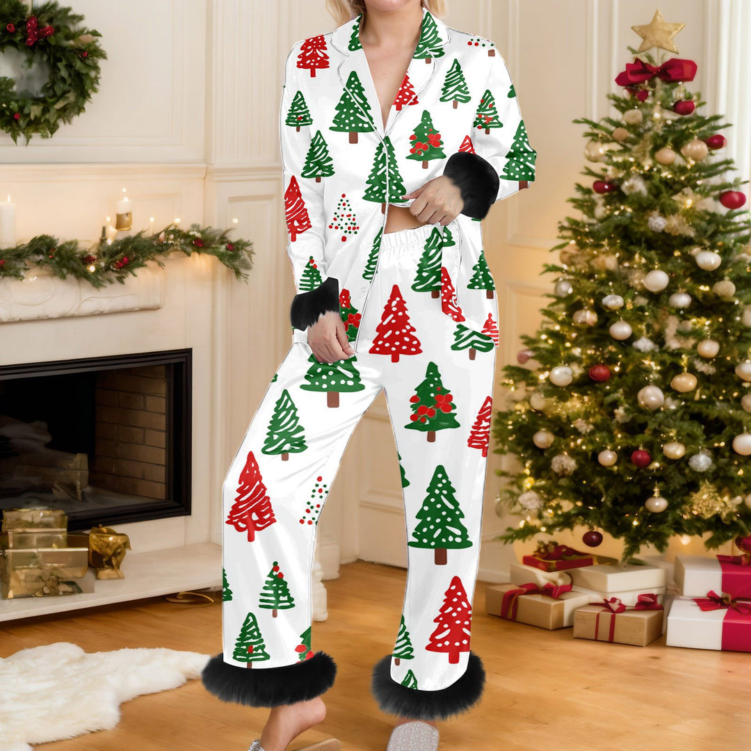 Vrouw in kerstpyjama met bontmanchetten