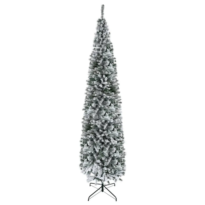Hoge smalle besneeuwde kerstboom
