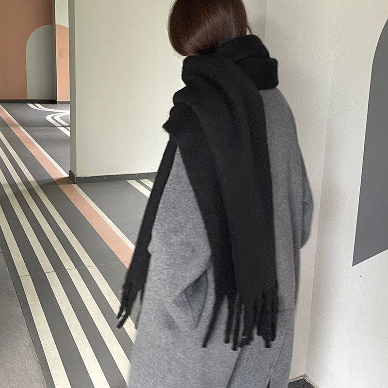 Vrouw met dikke oversized sjaal