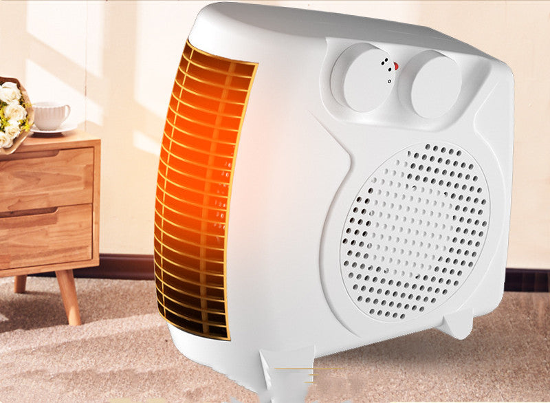 Compacte ronde ventilatorkachel op een bureau