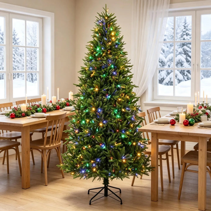 Groene kerstboom met tweekleurige verlichting