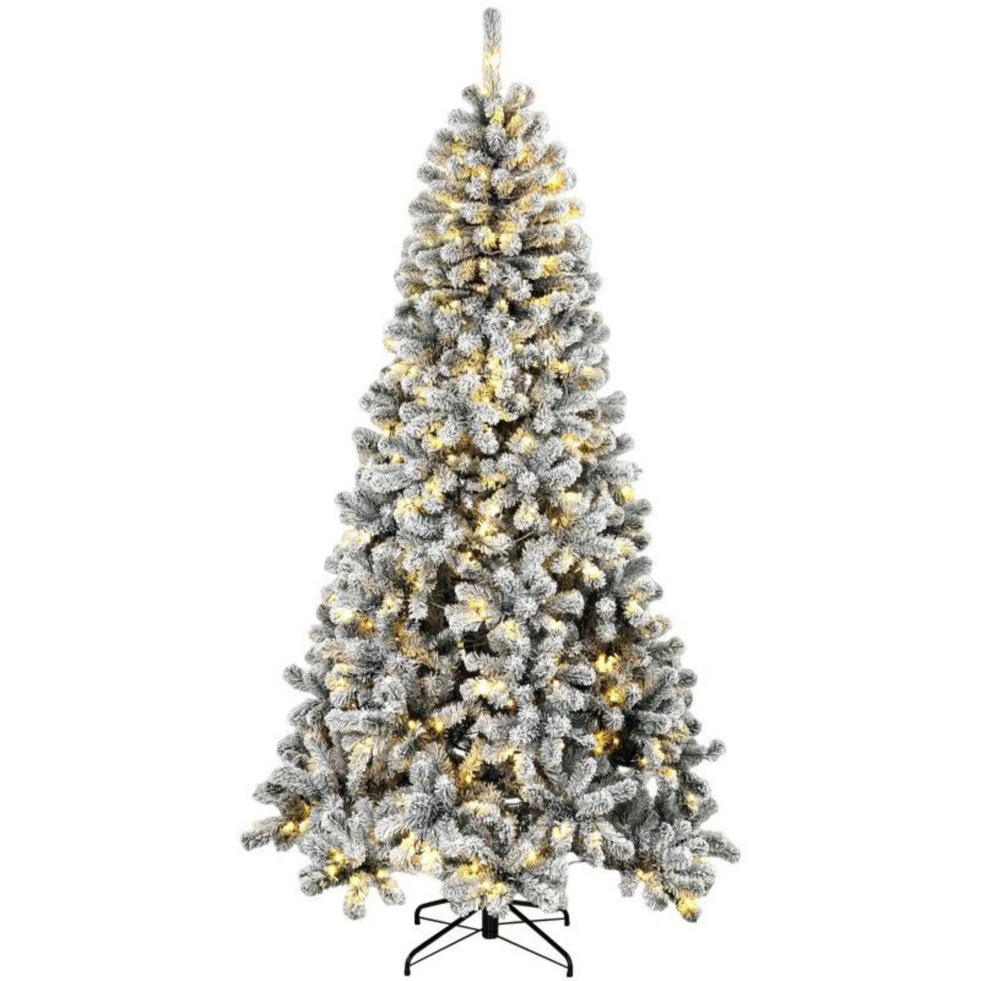 Besneeuwde Northern pine kerstboom met lichtjes