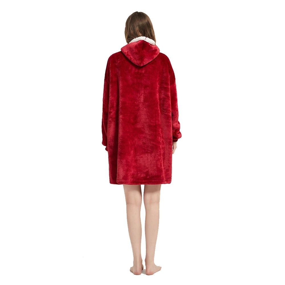 Persoon in oversized deken-hoodie met capuchon