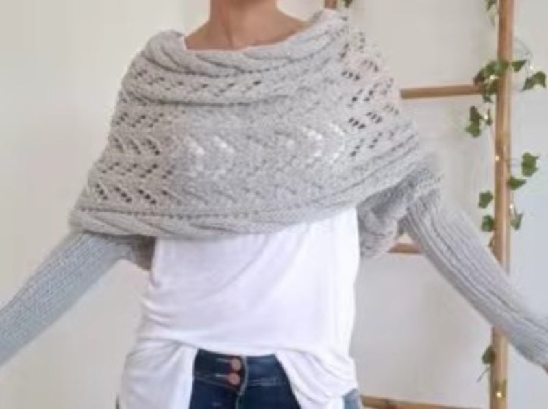 Vrouw met gebreide sjaal met mouwen