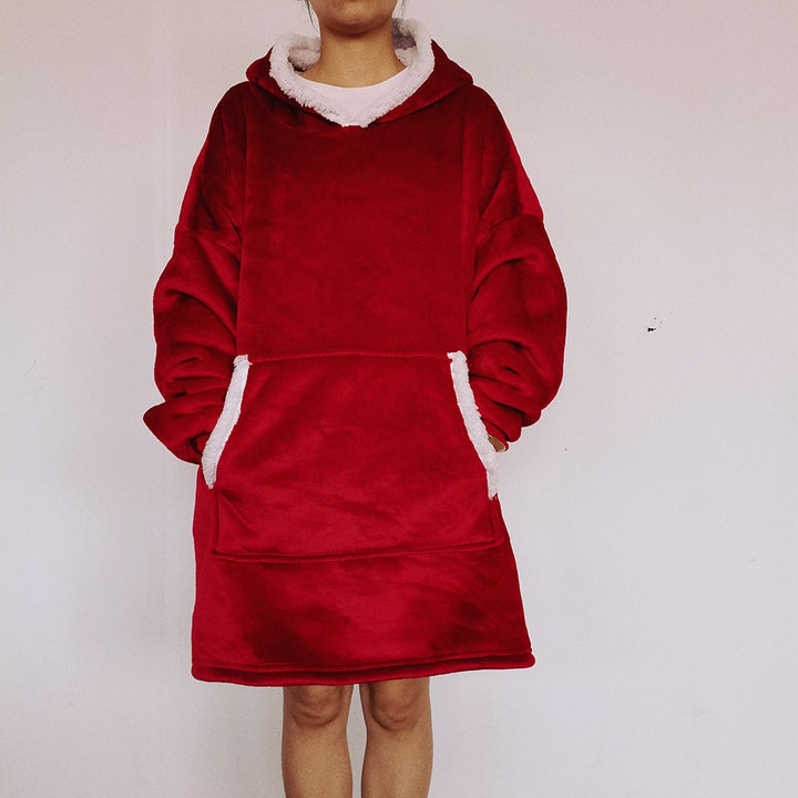 Persoon in oversized deken-hoodie met capuchon