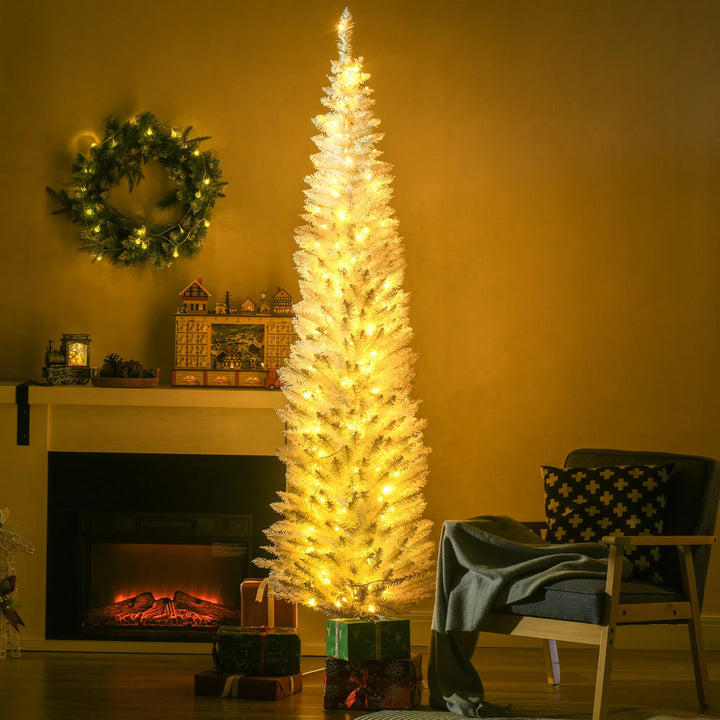 Witte smalle kerstboom met warmwitte lampjes