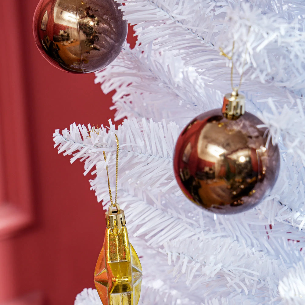 Hoge witte slanke kerstboom