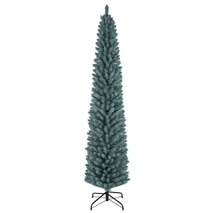 Smalle berijpte kerstboom in zilvergroen