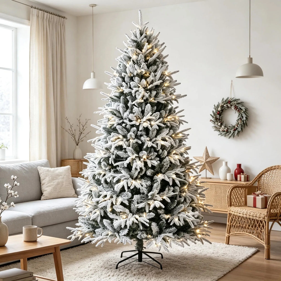Volle besneeuwde kerstboom met warm licht