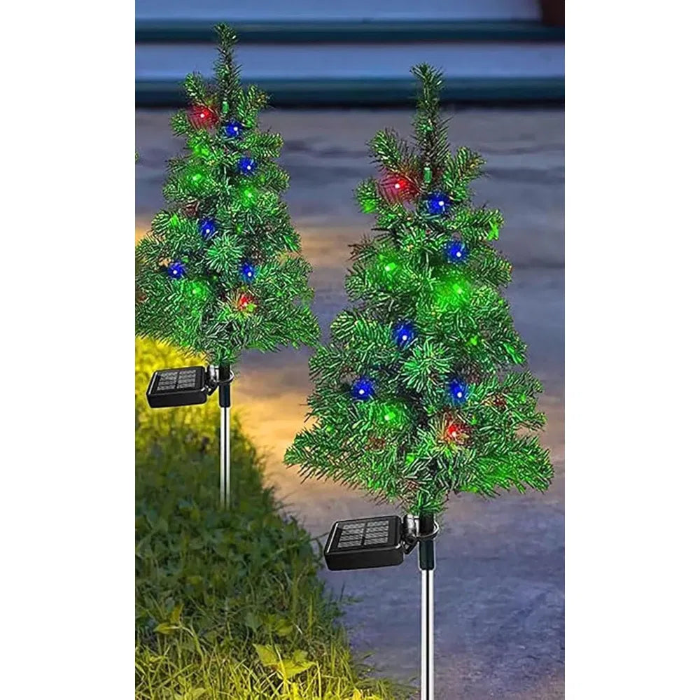 Kerstboompjes op zonne-energie in de tuin