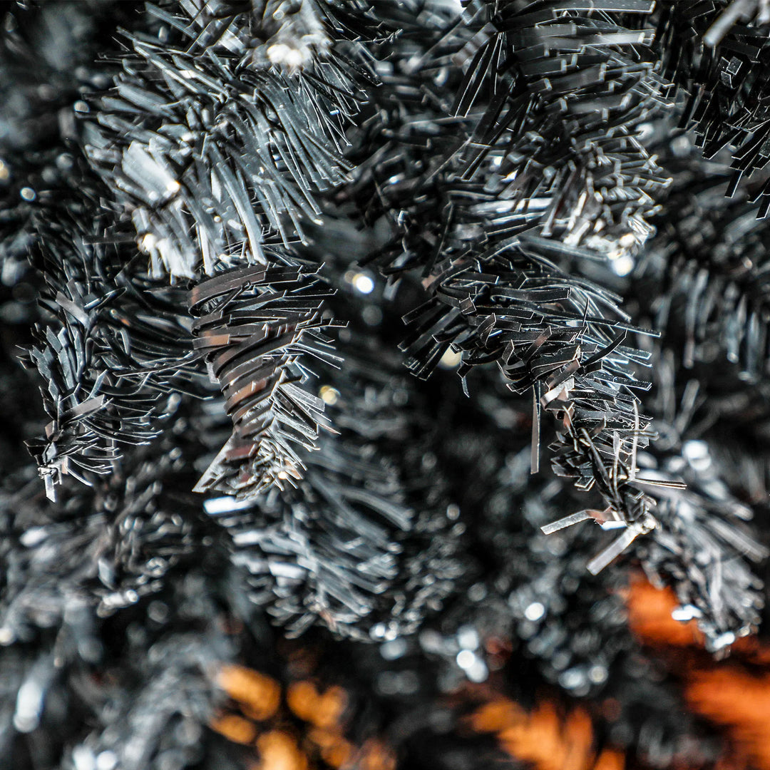 Zwarte smalle kerstboom met warmwitte lichtjes