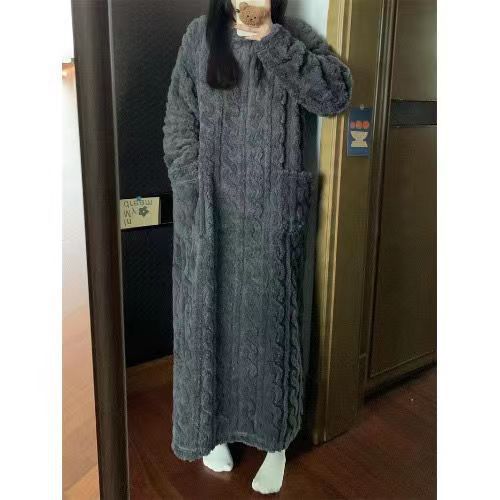Vrouw in lange fleece nachtjapon
