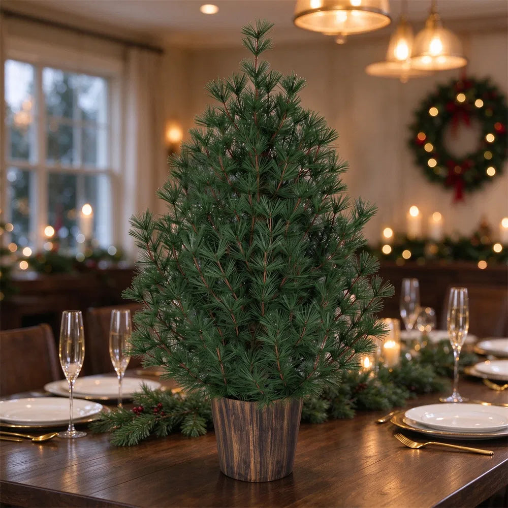 Klein kerstboompje in gouden vintage pot