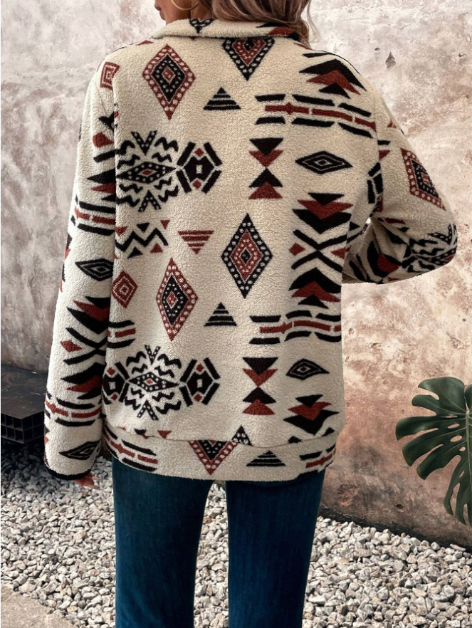 Vrouw in fleece trui met halve rits