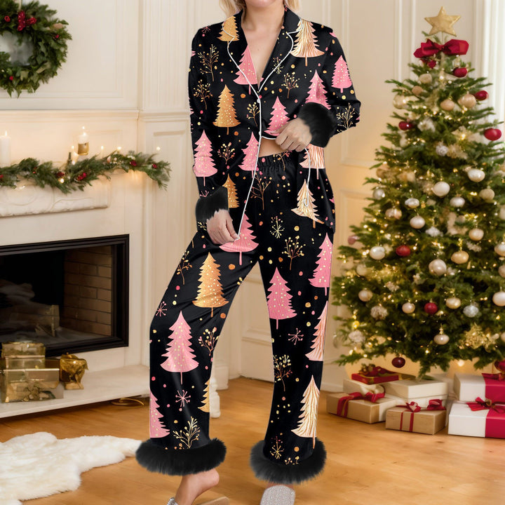 Vrouw in kerstpyjama met bontmanchetten