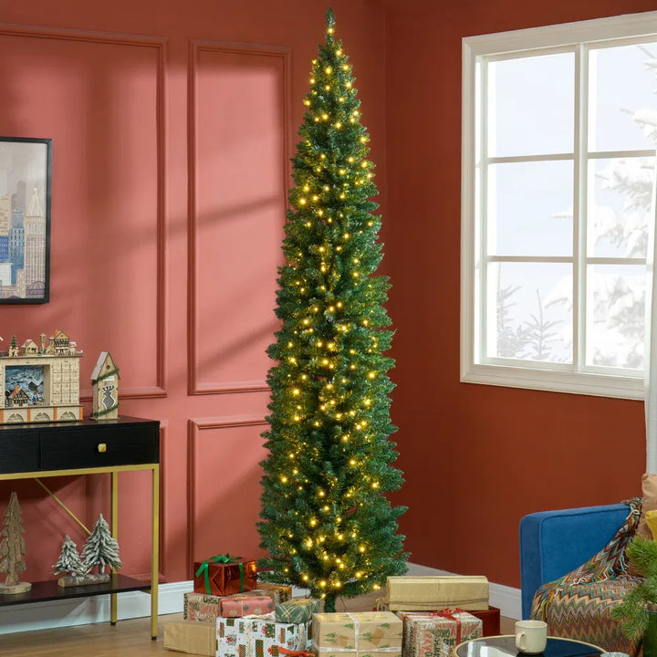 Hoge groene smalle kerstboom met lichtjes
