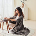 Fleece deken als omslagdoek met knopen