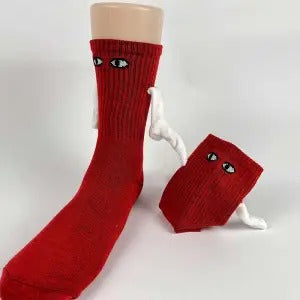 Twee sokken met magnetische handjes vast
