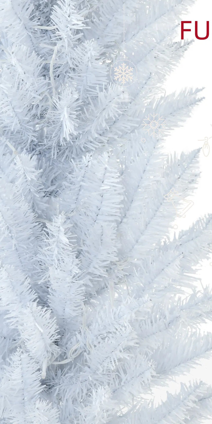 Witte slanke kerstboom met warme verlichting