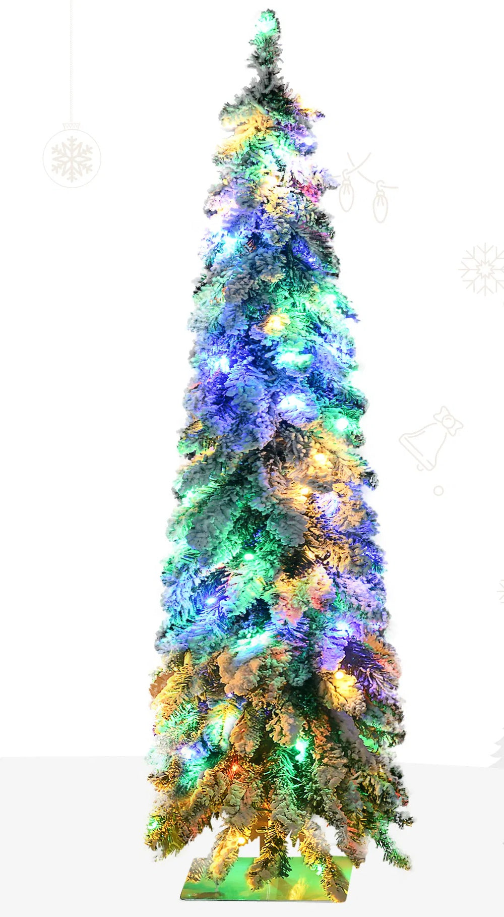 Kleine smalle besneeuwde kerstboom met lichtjes